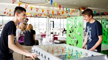 Leerlingen voortgezet onderwijs in de kantine Leerlingen voortgezet onderwijs in de kantine