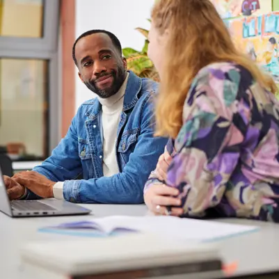Cito volgsysteem VO - twee docenten bespreken resultaten leerlingen Cito volgsysteem VO - twee docenten bespreken resultaten leerlingen