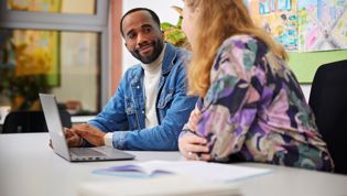 Cito volgsysteem VO - twee docenten bespreken resultaten leerlingen