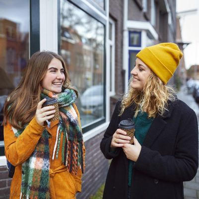 CitoLab - twee studenten met koffie to go CitoLab - twee studenten met koffie to go