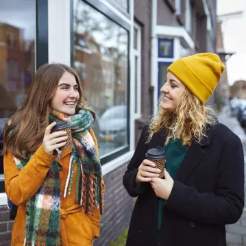 CitoLab - twee studenten met koffie to go CitoLab - twee studenten met koffie to go