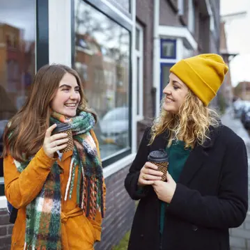 CitoLab - twee studenten met koffie to go CitoLab - twee studenten met koffie to go
