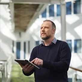 Certificeer uzelf als Energie Prestatie-adviseur bij Cito Zakelijk Een EP-adviseur registreert zijn bevindingen op een tablet.