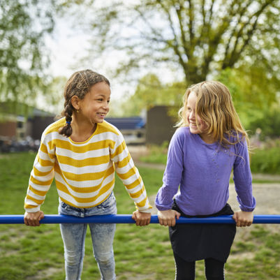 Leerlingen primair onderwijs op schoolplein