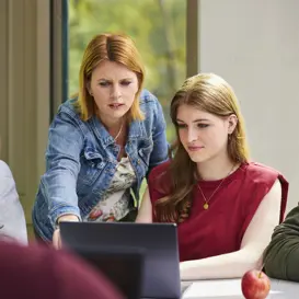 Docent in gesprek met student Docent in gesprek met student