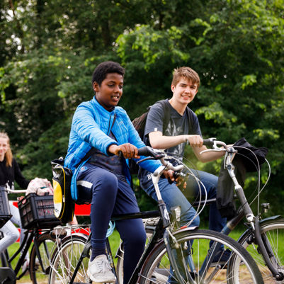 kinderen aan het fietsen