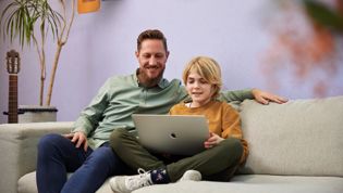 Cito volgsysteem VO - vader kijkt met leerling naar laptop Cito volgsysteem VO - vader kijkt met leerling naar laptop