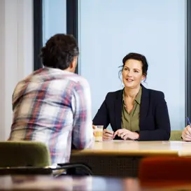 Docenten nemen een gesprek af met student Docenten nemen een gesprek af met student