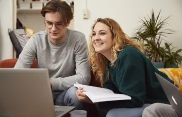 CitoLab - twee studenten met laptop en studieboek CitoLab - twee studenten met laptop en studieboek