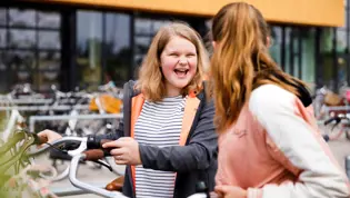 Leerlingen voortgezet onderwijs op het schoolplein Leerlingen voortgezet onderwijs op het schoolplein