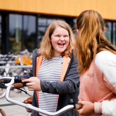 Leerlingen voortgezet onderwijs op het schoolplein