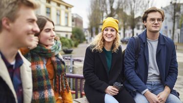 CitoLab - vier studenten zitten buiten CitoLab - vier studenten zitten buiten