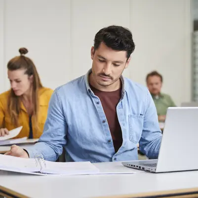 Studenten maken een digitale toets op een laptop Studenten maken een digitale toets op een laptop
