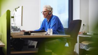 ICT-ondersteuner Tjeerd richt toetsplatform Woots in achter zijn laptop ICT-ondersteuner Tjeerd richt toetsplatform Woots in achter zijn laptop