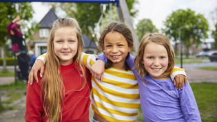 Leerlingen primair onderwijs op het schoolplein