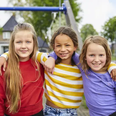 Leerlingen primair onderwijs op het schoolplein Leerlingen primair onderwijs op het schoolplein