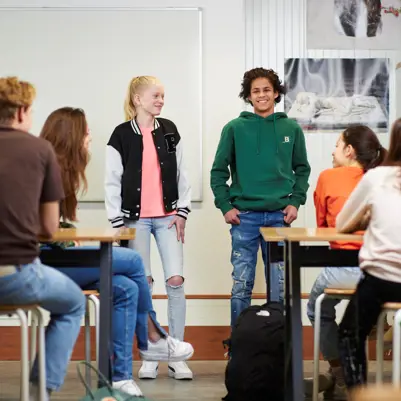 Cito volgsysteem VO - twee leerlingen presenteren voor klas Cito volgsysteem VO - twee leerlingen presenteren voor klas