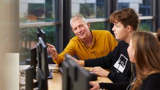 Leerlingen voortgezet onderwijs achter de computer