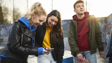 CitoLab - drie leerlingen met telefoon en skateboard CitoLab - drie leerlingen met telefoon en skateboard